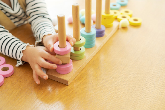 おもちゃで遊ぶ子どもの様子